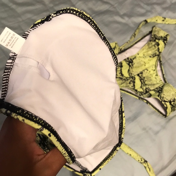 A snakeskin bikini - Picture 2 of 5